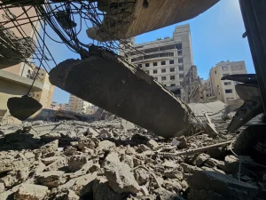 Puing-puing menutupi lokasi markas besar TV Al-Manar milik Hizbullah setelah dihantam serangan udara Israel di Dahiyeh, pinggiran selatan Beirut, Lebanon, Selasa, 3 Maret 2026. (Foto AP/Hassan Ammar, Arsip)