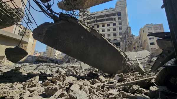 Puing puing menutupi lokasi markas besar TV Al Manar milik Hizbullah setelah dihantam serangan udara Israel di Dahiyeh pinggiran selatan Beirut Lebanon Selasa 3 Maret 2026 Foto APHassan Ammar Arsip