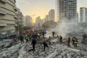 Petugas pemadam kebakaran terlihat di lokasi serangan udara Israel di lingkungan Bashoura, Beirut, pada 18 Maret 2026, ketika militer Israel mengumumkan bahwa mereka menargetkan wilayah selatan negara itu [Ibrahim Amro/AFP]