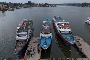 Foto udara sejumlah kapal penumpang antarpulau bersandar di Pelabuhan Pangkalan Perahu Kendari Sulawesi Tenggara Sabtu 2822026 Pemprov Sulawesi Tenggara menyiapkan sebanyak 7800 tiket angkutan laut gratis bagi masyarakat kepulauan guna mendukung kelancaran arus mudik Idul Fitri 1447 Hijriah di wilayah itu ANTARA FOTOAndry Denisahwsj