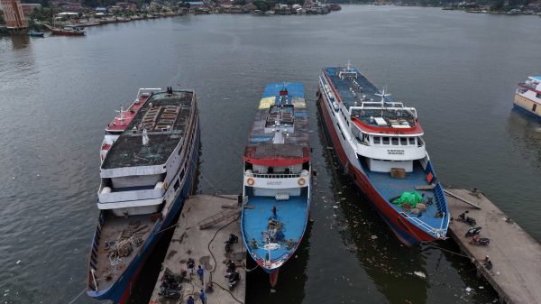 Foto udara sejumlah kapal penumpang antarpulau bersandar di Pelabuhan Pangkalan Perahu Kendari Sulawesi Tenggara Sabtu 2822026 Pemprov Sulawesi Tenggara menyiapkan sebanyak 7800 tiket angkutan laut gratis bagi masyarakat kepulauan guna mendukung kelancaran arus mudik Idul Fitri 1447 Hijriah di wilayah itu ANTARA FOTOAndry Denisahwsj