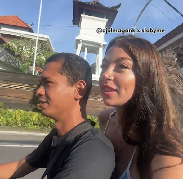 Ojek Online (Ojol) diketahui bernama M Ray dan bule Slobyme viral di media sosial.