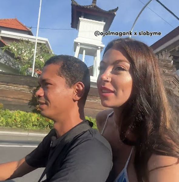 Ojek Online (Ojol) diketahui bernama M Ray dan bule Slobyme viral di media sosial.