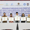 Menkomdigi Meutya Hafid bersama para menteri menunjukkan dokumen Surat Keputusan Bersama Tujuh Menteri tentang Pedoman Pemanfaatan dan Pembelajaran Teknologi Digital dan Kecerdasan Artifisial di Jalur Pendidikan Formal Nonformal dan Informal usai ditandatangani di Kantor Kemenko PMK Jakarta Pusat Kamis 12032026
