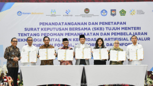 Menkomdigi Meutya Hafid bersama para menteri menunjukkan dokumen Surat Keputusan Bersama Tujuh Menteri tentang Pedoman Pemanfaatan dan Pembelajaran Teknologi Digital dan Kecerdasan Artifisial di Jalur Pendidikan Formal Nonformal dan Informal usai ditandatangani di Kantor Kemenko PMK Jakarta Pusat Kamis 12032026