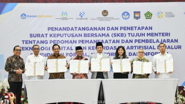 Menkomdigi Meutya Hafid bersama para menteri menunjukkan dokumen Surat Keputusan Bersama Tujuh Menteri tentang Pedoman Pemanfaatan dan Pembelajaran Teknologi Digital dan Kecerdasan Artifisial di Jalur Pendidikan Formal Nonformal dan Informal usai ditandatangani di Kantor Kemenko PMK Jakarta Pusat Kamis 12032026