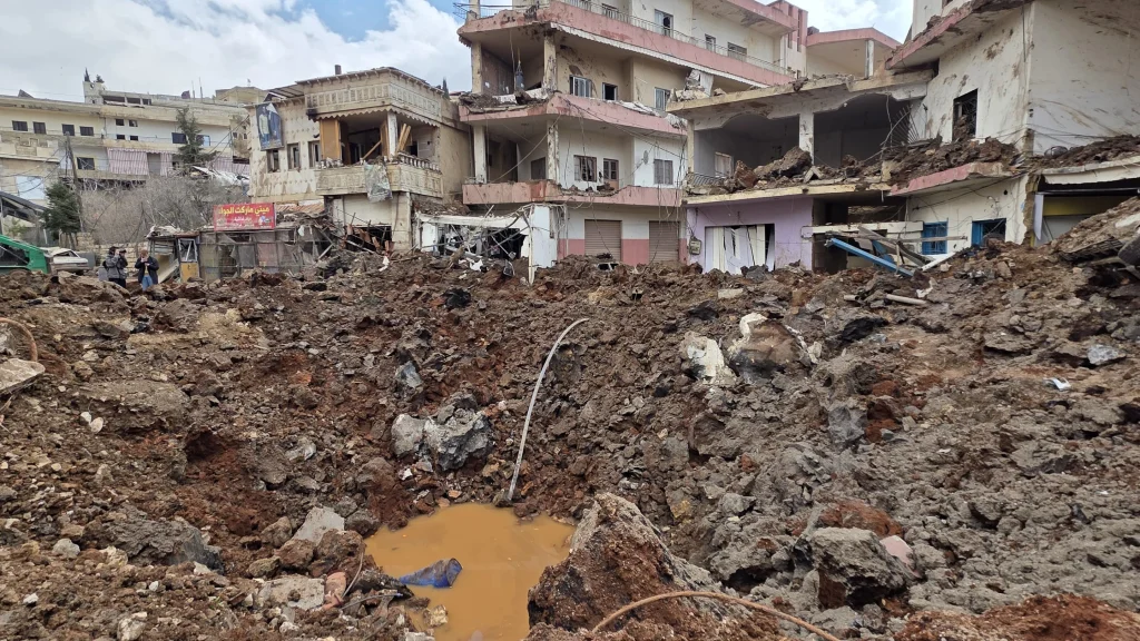 Sebuah kawah besar yang ditinggalkan oleh serangan udara Israel di desa Nabi Chit Lebanon timur Jumat malam 6 Maret 2026 tempat pasukan Israel mendarat semalaman dan menggali kuburan di pemakaman untuk mencari kopilot Israel Ron Arad yang ditangkap dan kemudian hilang setelah jet tempurnya jatuh di Lebanon selatan pada tahun 1986 Foto APAli Salem