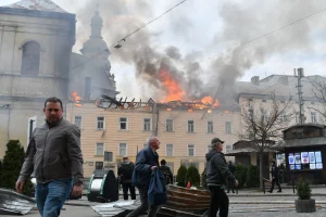 Api dan asap membubung di atas pusat kota setelah serangan pesawat tak berawak Rusia di Lviv, Ukraina, Selasa, 24 Maret 2026. (AP Photo/Mykola Tys)