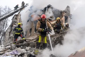 Petugas pemadam kebakaran memadamkan api di reruntuhan gedung apartemen setelah serangan rudal Rusia di Kharkiv Ukraina Sabtu 7 Maret 2026 Foto APAndrii Marienko