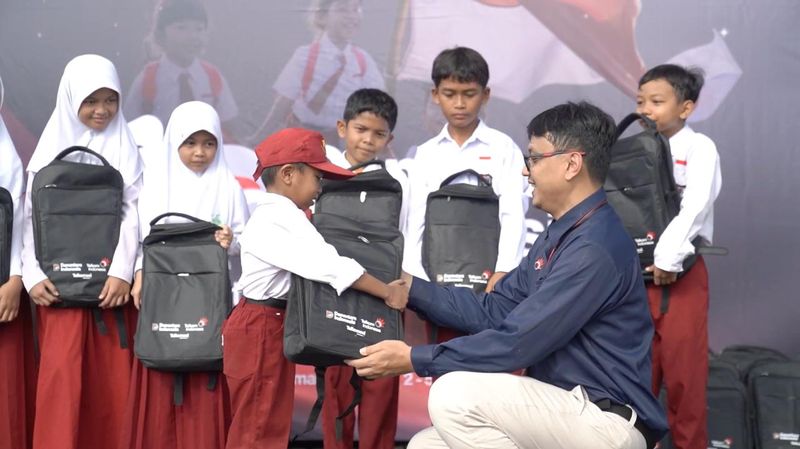 Telkomgroup salurkan 2500 paket sekolah di Kaltara. Foto: Telkomgroup