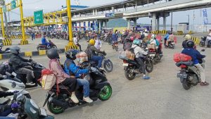 antrean-kendaraan-roda-dua-di-pelabuhan-bakauheni-lampung-1774511157748_169