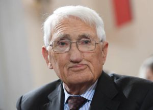 Sosiolog dan filsuf Juergen Habermas duduk di upacara penghargaan Hadiah Perdamaian Perdagangan Buku Jerman di gereja St Paul di Frankfurt Jerman 23 Oktober 2016 Foto Arne Dedertdpa | penggunaan di seluruh dunia Foto oleh Arne Dedertpicture alliance via Getty Images