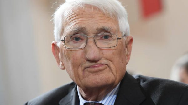 Sosiolog dan filsuf Juergen Habermas duduk di upacara penghargaan Hadiah Perdamaian Perdagangan Buku Jerman di gereja St Paul di Frankfurt Jerman 23 Oktober 2016 Foto Arne Dedertdpa | penggunaan di seluruh dunia Foto oleh Arne Dedertpicture alliance via Getty Images