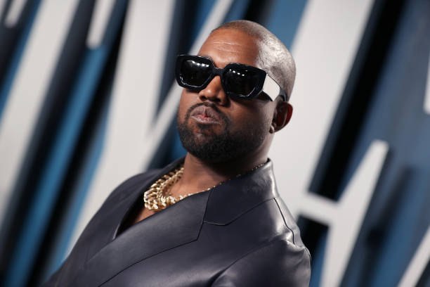 BEVERLY HILLS CALIFORNIA   09 Februari Kanye West menghadiri Pesta Oscar Vanity Fair 2020 yang diselenggarakan oleh Radhika Jones di Wallis Annenberg Center for the Performing Arts pada 09 Februari 2020 di Beverly Hills California Foto oleh Rich FuryVF20Getty Images for Vanity Fair