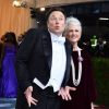 TOPSHOT   CEO dan kepala insinyur di SpaceX Elon Musk dan ibunya supermodel Maye Musk tiba di Met Gala 2022 di Metropolitan Museum of Art pada 2 Mei 2022 di New York   Gala ini mengumpulkan dana untuk Costume Institute Metropolitan Museum of Art Tema Gala 2022 adalah In America An Anthology of Fashion Foto oleh ANGELA WEISS  AFP Foto oleh ANGELA WEISSAFP via Getty Images