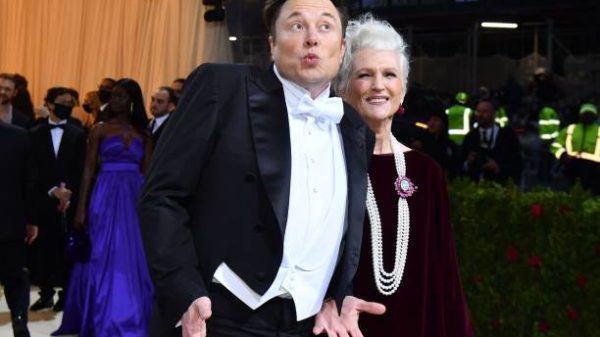 TOPSHOT   CEO dan kepala insinyur di SpaceX Elon Musk dan ibunya supermodel Maye Musk tiba di Met Gala 2022 di Metropolitan Museum of Art pada 2 Mei 2022 di New York   Gala ini mengumpulkan dana untuk Costume Institute Metropolitan Museum of Art Tema Gala 2022 adalah In America An Anthology of Fashion Foto oleh ANGELA WEISS  AFP Foto oleh ANGELA WEISSAFP via Getty Images