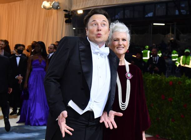 TOPSHOT   CEO dan kepala insinyur di SpaceX Elon Musk dan ibunya supermodel Maye Musk tiba di Met Gala 2022 di Metropolitan Museum of Art pada 2 Mei 2022 di New York   Gala ini mengumpulkan dana untuk Costume Institute Metropolitan Museum of Art Tema Gala 2022 adalah In America An Anthology of Fashion Foto oleh ANGELA WEISS  AFP Foto oleh ANGELA WEISSAFP via Getty Images