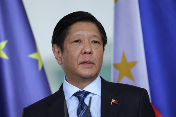 BERLIN JERMAN   12 Maret Presiden Filipina Ferdinand Marcos Jr berbicara kepada media setelah pembicaraan dengan Kanselir Jerman Olaf Scholz di Kantor Kanselir pada 12 Maret 2024 di Berlin Jerman Scholz menerima beberapa pemimpin Asia Tenggara minggu ini termasuk juga dari Thailand dan Malaysia Meningkatnya pengaruh Tiongkok di kawasan ini menjadi salah satu topik pertemuan Foto oleh Sean GallupGetty Images