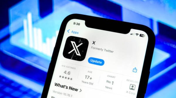 Dalam ilustrasi foto ini logo aplikasi X Twitter ditampilkan di Apple Store untuk iPhone Ilustrasi Foto oleh Sheldon CooperSOPA ImagesLightRocket via Getty Images