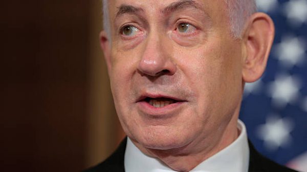 WASHINGTON DC   8 Juli 2025 Perdana Menteri Israel Benjamin Netanyahu bersiap bertemu dengan Ketua DPR Mike Johnson R LA di Gedung Capitol AS pada 8 Juli 2025 di Washington DC Setelah bertemu dengan Presiden Donald Trump di Gedung Putih pada hari Senin Netanyahu duduk bersama para pemimpin Kongres di Capitol Hill dan dijadwalkan bertemu dengan Wakil Presiden JD Vance dan Menteri Pertahanan Pete Hegseth di akhir pekan ini Foto oleh Chip SomodevillaGetty Images