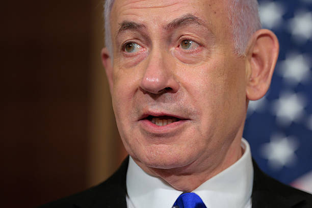 WASHINGTON DC   8 Juli 2025 Perdana Menteri Israel Benjamin Netanyahu bersiap bertemu dengan Ketua DPR Mike Johnson R LA di Gedung Capitol AS pada 8 Juli 2025 di Washington DC Setelah bertemu dengan Presiden Donald Trump di Gedung Putih pada hari Senin Netanyahu duduk bersama para pemimpin Kongres di Capitol Hill dan dijadwalkan bertemu dengan Wakil Presiden JD Vance dan Menteri Pertahanan Pete Hegseth di akhir pekan ini Foto oleh Chip SomodevillaGetty Images