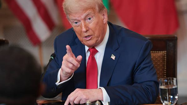 WASHINGTON DC   9 Juli 2025 Presiden AS Donald Trump menjawab pertanyaan selama makan siang multilateral dengan para pemimpin Afrika di Ruang Makan Negara Gedung Putih pada 9 Juli 2025 di Washington DC Para pemimpin Gabon Guinea Bissau Liberia Mauritania dan Senegal bertemu dengan Trump selama makan siang tersebut Foto oleh Win McNameeGetty Images