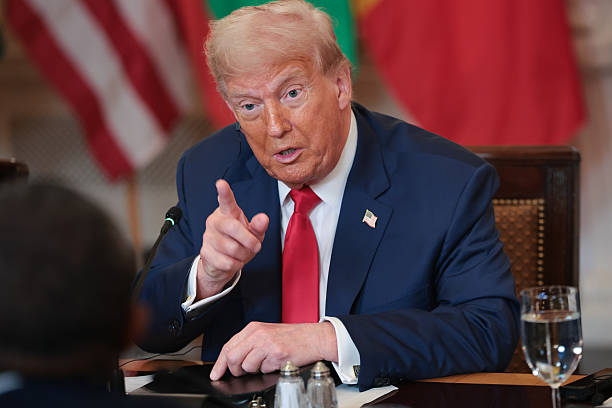 WASHINGTON DC   9 Juli 2025 Presiden AS Donald Trump menjawab pertanyaan selama makan siang multilateral dengan para pemimpin Afrika di Ruang Makan Negara Gedung Putih pada 9 Juli 2025 di Washington DC Para pemimpin Gabon Guinea Bissau Liberia Mauritania dan Senegal bertemu dengan Trump selama makan siang tersebut Foto oleh Win McNameeGetty Images