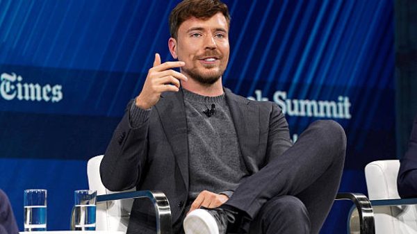 NEW YORK NEW YORK   03 Desember MrBeast berbicara di atas panggung selama The New York Times DealBook Summit 2025 di Jazz at Lincoln Center pada 03 Desember 2025 di Kota New York Foto oleh David Dee DelgadoGetty Images untuk The New York Times