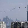 Helikopter militer Uni Emirat Arab terbang dari hotel Burj al Arab kanan menuju Burj Khalifa di Dubai pada 16 Januari 2026 Foto oleh Fadel SENNA  AFP via Getty Images