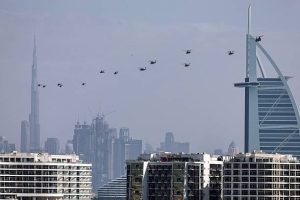 Helikopter militer Uni Emirat Arab terbang dari hotel Burj al Arab kanan menuju Burj Khalifa di Dubai pada 16 Januari 2026 Foto oleh Fadel SENNA  AFP via Getty Images