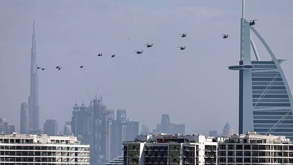 Helikopter militer Uni Emirat Arab terbang dari hotel Burj al Arab kanan menuju Burj Khalifa di Dubai pada 16 Januari 2026 Foto oleh Fadel SENNA  AFP via Getty Images