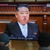 Orang orang menonton layar televisi yang menampilkan siaran berita dengan foto pemimpin Korea Utara Kim Jong Un yang menghadiri Kongres ke 9 Partai Buruh Korea di sebuah stasiun kereta api di Seoul pada 26 Februari 2026 Kim Jong Un mengatakan Korea Utara dapat bergaul dengan baik dengan Amerika Serikat jika Washington mengakui status nuklirnya tetapi menghancurkan harapan akan pencairan hubungan diplomatik dengan Seoul demikian dilaporkan media pemerintah pada 26 Februari Foto oleh Jung Yeon je  AFP via Getty Images