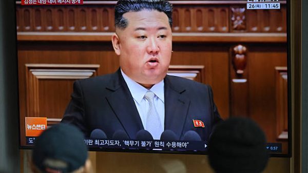 Orang orang menonton layar televisi yang menampilkan siaran berita dengan foto pemimpin Korea Utara Kim Jong Un yang menghadiri Kongres ke 9 Partai Buruh Korea di sebuah stasiun kereta api di Seoul pada 26 Februari 2026 Kim Jong Un mengatakan Korea Utara dapat bergaul dengan baik dengan Amerika Serikat jika Washington mengakui status nuklirnya tetapi menghancurkan harapan akan pencairan hubungan diplomatik dengan Seoul demikian dilaporkan media pemerintah pada 26 Februari Foto oleh Jung Yeon je  AFP via Getty Images