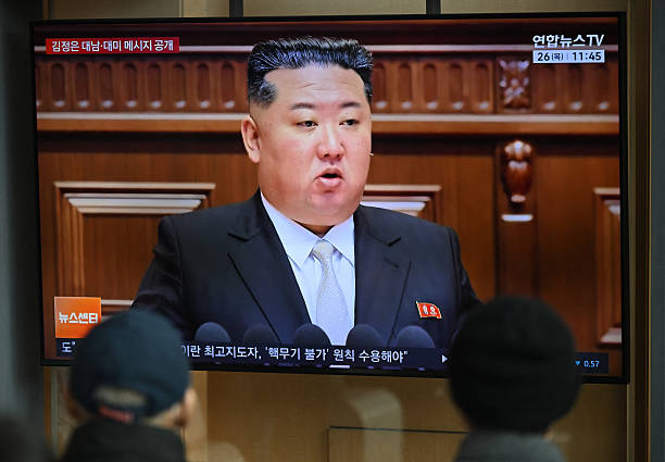 Orang orang menonton layar televisi yang menampilkan siaran berita dengan foto pemimpin Korea Utara Kim Jong Un yang menghadiri Kongres ke 9 Partai Buruh Korea di sebuah stasiun kereta api di Seoul pada 26 Februari 2026 Kim Jong Un mengatakan Korea Utara dapat bergaul dengan baik dengan Amerika Serikat jika Washington mengakui status nuklirnya tetapi menghancurkan harapan akan pencairan hubungan diplomatik dengan Seoul demikian dilaporkan media pemerintah pada 26 Februari Foto oleh Jung Yeon je  AFP via Getty Images