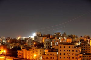 HEBRON TEPI BARAT   1 MARET Beberapa rudal yang diluncurkan dari Iran terlihat di langit di atas Hebron saat serangan rudal Iran sebagai balasan atas serangan AS Israel berlanjut pada 1 Maret 2026 di Tepi Barat Foto oleh Wisam HashlamounAnadolu via Getty Images