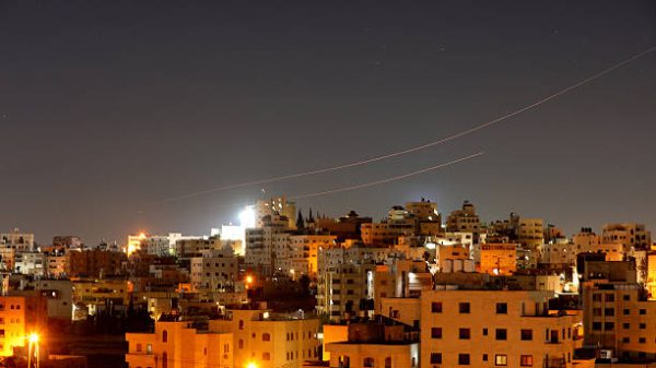 HEBRON TEPI BARAT   1 MARET Beberapa rudal yang diluncurkan dari Iran terlihat di langit di atas Hebron saat serangan rudal Iran sebagai balasan atas serangan AS Israel berlanjut pada 1 Maret 2026 di Tepi Barat Foto oleh Wisam HashlamounAnadolu via Getty Images