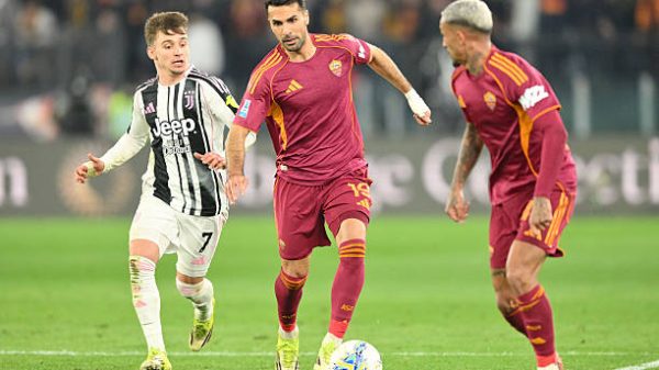 ROMA, ITALIA - 1 Maret: Mehmet Celik (C) dari AS Roma beraksi selama pertandingan sepak bola Serie A antara AS Roma dan Juventus FC di Stadio Olimpico pada 1 Maret 2026 di Roma, Italia. (Foto oleh Claudio Pasquazi/Anadolu via Getty Images)