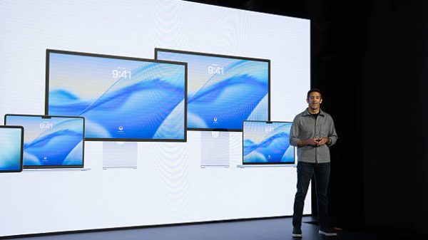 John Ternus wakil presiden senior bidang teknik perangkat keras di Apple Inc saat acara Apple di New York AS pada hari Rabu 4 Maret 2026 Apple Inc minggu ini meluncurkan sejumlah produk baru termasuk MacBook Neo seharga $599   laptop kelas bawah pertama mereka   dan iPhone 17e Perusahaan ini juga mengumumkan versi terbaru dari MacBook Pro MacBook Air Studio Display dan iPad Air Fotografer Adam GrayBloomberg via Getty Images