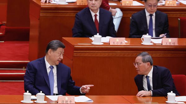 BEIJING CHINA   4 Maret 2026 Presiden Tiongkok Xi Jinping berbicara dengan Perdana Menteri Li Qiang saat pembukaan sesi keempat Konferensi Konsultatif Politik Rakyat Tiongkok ke 14 CPPCC di Balai Besar Rakyat di Beijing Tiongkok Sesi keempat Komite Nasional Konferensi Konsultatif Politik Rakyat Tiongkok ke 14 CPPCC yang sering disebut dengan akronimnya sebagai pertemuan CPCC dimulai pada hari Rabu di Beijing Foto oleh Lintao ZhangGetty Images