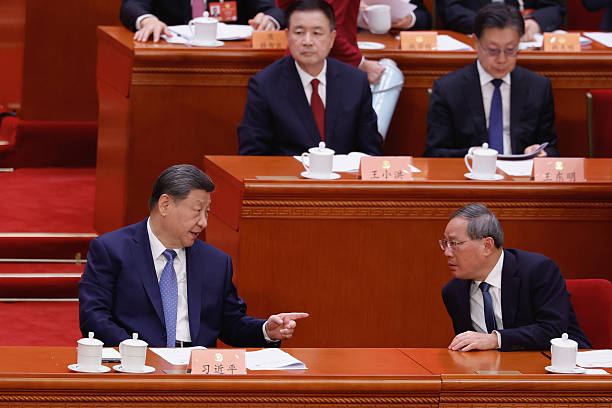 BEIJING CHINA   4 Maret 2026 Presiden Tiongkok Xi Jinping berbicara dengan Perdana Menteri Li Qiang saat pembukaan sesi keempat Konferensi Konsultatif Politik Rakyat Tiongkok ke 14 CPPCC di Balai Besar Rakyat di Beijing Tiongkok Sesi keempat Komite Nasional Konferensi Konsultatif Politik Rakyat Tiongkok ke 14 CPPCC yang sering disebut dengan akronimnya sebagai pertemuan CPCC dimulai pada hari Rabu di Beijing Foto oleh Lintao ZhangGetty Images