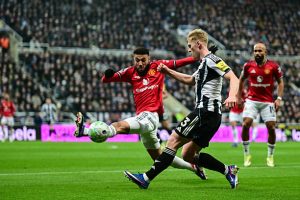 NEWCASTLE UPON TYNE INGGRIS   04 MARET Lewis Hall dari Newcastle United 3 mengumpan bola selama pertandingan Liga Primer antara Newcastle United dan Manchester United di St James Park pada 04 Maret 2026 di Newcastle upon Tyne Inggris Foto oleh Serena TaylorNewcastle United via Getty Images