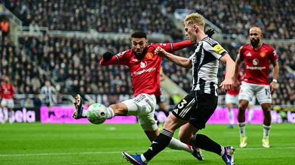 NEWCASTLE UPON TYNE INGGRIS   04 MARET Lewis Hall dari Newcastle United 3 mengumpan bola selama pertandingan Liga Primer antara Newcastle United dan Manchester United di St James Park pada 04 Maret 2026 di Newcastle upon Tyne Inggris Foto oleh Serena TaylorNewcastle United via Getty Images