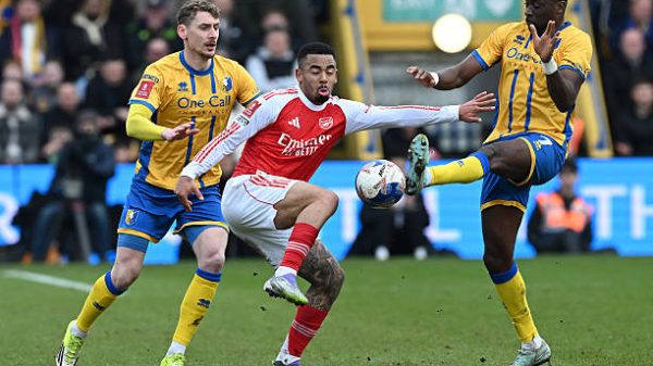 MANSFIELD INGGRIS   7 Maret 2026 Gabriel Jesus dari Arsenal dihadang oleh Lucas Akins dari Mansfield selama pertandingan putaran kelima Piala FA Emirates antara Mansfield Town dan Arsenal pada 7 Maret 2026 di Mansfield Inggris Foto oleh David PriceArsenal FC via Getty Images