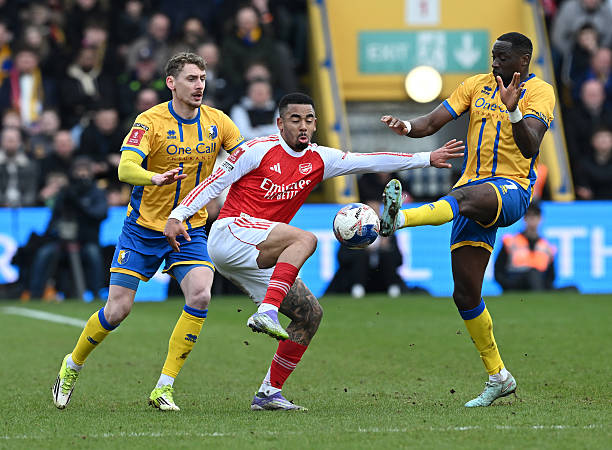 MANSFIELD INGGRIS   7 Maret 2026 Gabriel Jesus dari Arsenal dihadang oleh Lucas Akins dari Mansfield selama pertandingan putaran kelima Piala FA Emirates antara Mansfield Town dan Arsenal pada 7 Maret 2026 di Mansfield Inggris Foto oleh David PriceArsenal FC via Getty Images