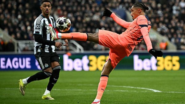 Penyerang Barcelona asal Brasil bernomor punggung 11 Raphinha menghalau bola saat pertandingan sepak bola babak 16 besar Liga Champions UEFA antara Newcastle United dan FC Barcelona di St James Park Newcastle upon Tyne timur laut Inggris pada 10 Maret 2026 Foto oleh Paul ELLIS  AFP via Getty Images