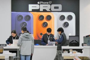 YANTAI, CHINA - 8 MARET 2026 - Pelanggan mempelajari tentang iPhone 17 di Apple Store di Kota Yantai, Provinsi Shandong, China pada 8 Maret 2026. (Kredit foto: CFOTO/Future Publishing via Getty Images)
