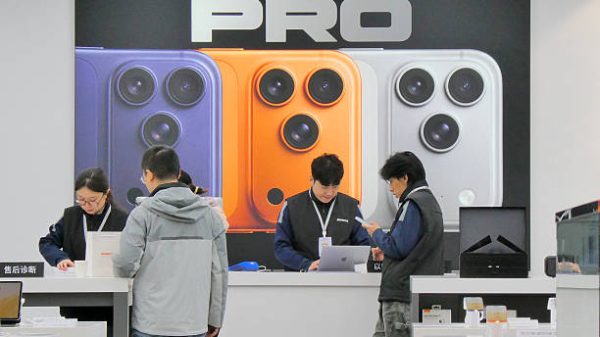 YANTAI CHINA   8 MARET 2026   Pelanggan mempelajari tentang iPhone 17 di Apple Store di Kota Yantai Provinsi Shandong China pada 8 Maret 2026 Kredit foto CFOTOFuture Publishing via Getty Images