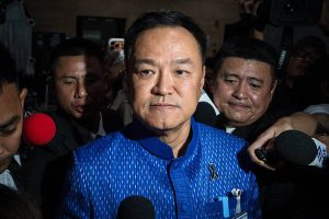 Perdana Menteri Thailand Anutin Charnvirakul dikelilingi oleh anggota media saat meninggalkan gedung parlemen di Bangkok pada 19 Maret 2026. Parlemen baru Thailand memilih Anutin Charnvirakul sebagai perdana menteri, menurut penghitungan suara AFP, yang mempertahankan politisi konservatif itu di jabatan tertinggi setelah partainya mengalahkan para pesaingnya dalam pemilihan. (Foto oleh Chanakarn LAOSARAKHAM / AFP via Getty Images)