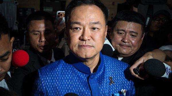 Perdana Menteri Thailand Anutin Charnvirakul dikelilingi oleh anggota media saat meninggalkan gedung parlemen di Bangkok pada 19 Maret 2026 Parlemen baru Thailand memilih Anutin Charnvirakul sebagai perdana menteri menurut penghitungan suara AFP yang mempertahankan politisi konservatif itu di jabatan tertinggi setelah partainya mengalahkan para pesaingnya dalam pemilihan Foto oleh Chanakarn LAOSARAKHAM  AFP via Getty Images