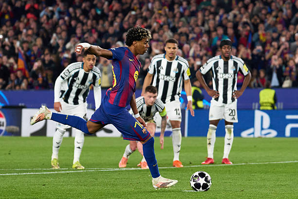 BARCELONA SPANYOL   18 Maret Lamine Yamal dari FC Barcelona mencetak gol ketiga timnya dari titik penalti selama pertandingan leg kedua babak 16 besar Liga Champions UEFA 202526 antara FC Barcelona dan Newcastle United FC di Camp Nou pada 18 Maret 2026 di Barcelona ​​Spanyol Foto oleh Alex CaparrosGetty Images